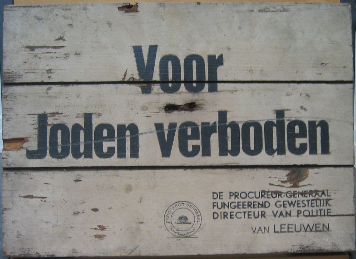 Houten bord met opschrift ‘Voor Joden verboden’