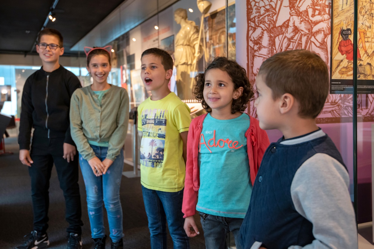 stedelijk-museum-roermond-rondleiding-kinderen-(martin-de-bock).jpg